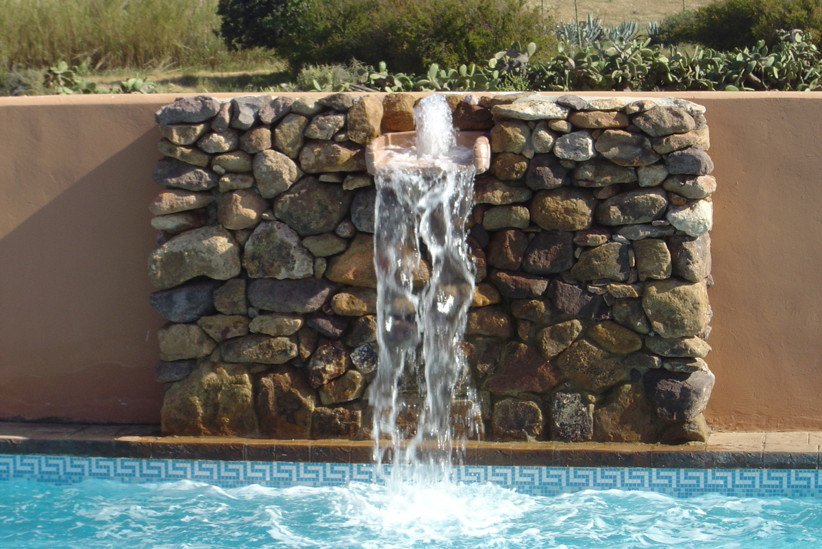 Cascada piscina en Hotel de naturaleza Rodalquilar